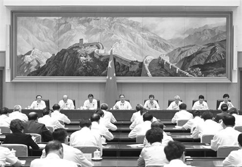 8月16日,国务院总理李强在北京主持召开国务院第二次全体会议新华社发